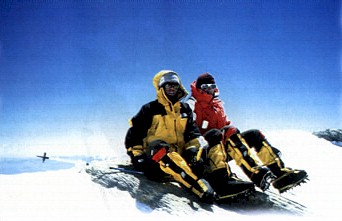 Dva alpinista na vrhu gore.