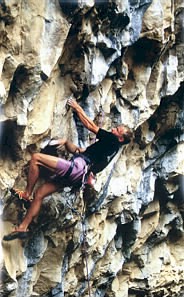 Plezalec med plezanjem.