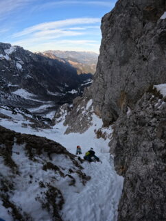 "lahko nama vržeš štrik dol, ampak mava obe polovički midve."