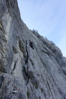 Drugi raztežaj, V+ po votlih luskah. Uživantska plezarija, če te votlost ne moti