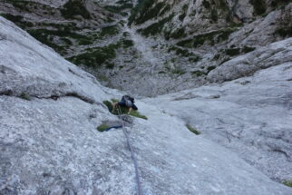 Detajl cug od zgoraj. Kolenčkanje čez previsne trave. Je rekel Miha, da ni vajen kolenčkanja pa je moral tudi on tukaj na kolena :D